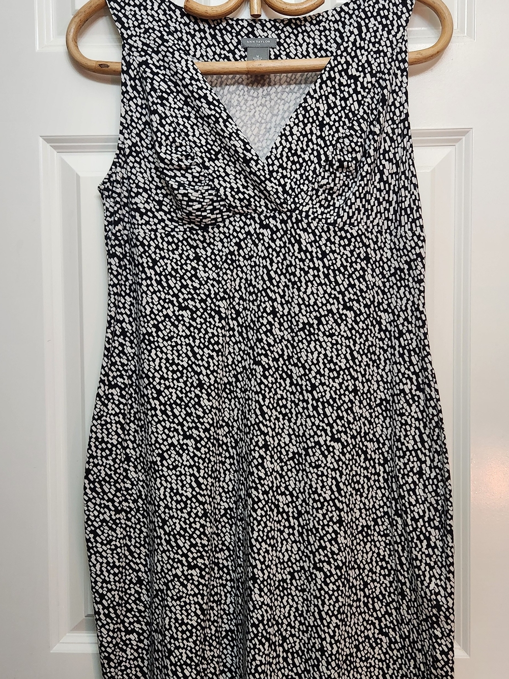 Ann Taylor Brand, Black & White Sleeveless V-Neck Dress. Size M.